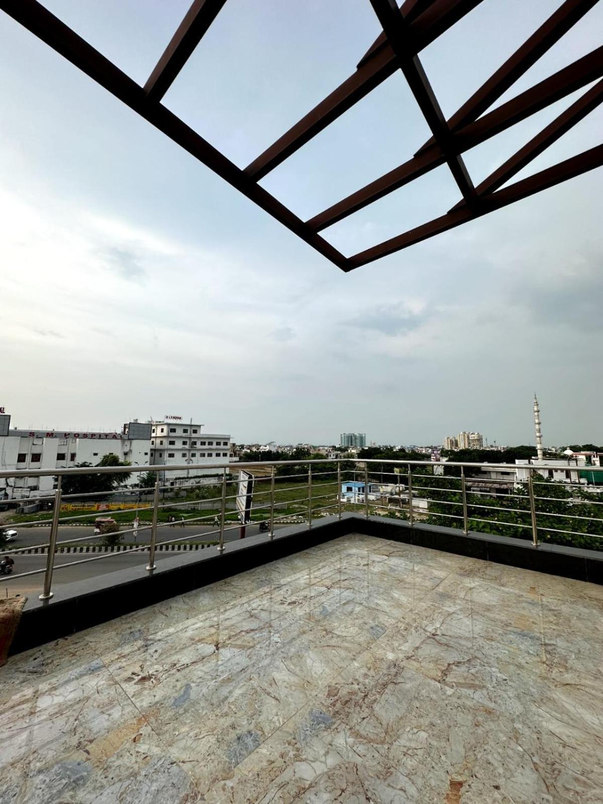 Grand Pearl Hotel & Banquet Lucknow Eksteriør billede